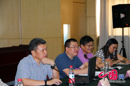 天津海淡所总工程师阮国岭向学生介绍海水淡化技术