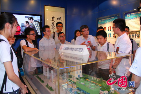 天津海淡所人事处处长杜建军向学生介绍海水循环冷却技术示范工程