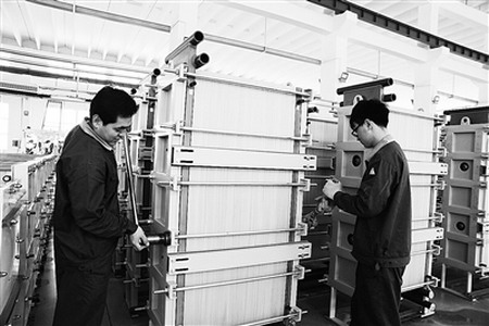 工作人员正在天维膜公司生产车间安装膜设备