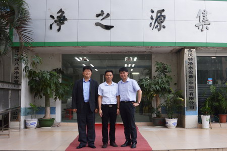 净之源集团总经理庄景添先生（中）、世韩金炅完（右）、厂长李斗远（左）合影
