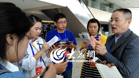 北京碧水源科技股份有限公司常务副总裁何愿平（右一）接受记者采访