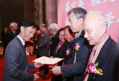 杭州水处理技术研究开发中心主任郑根江为获奖者颁奖