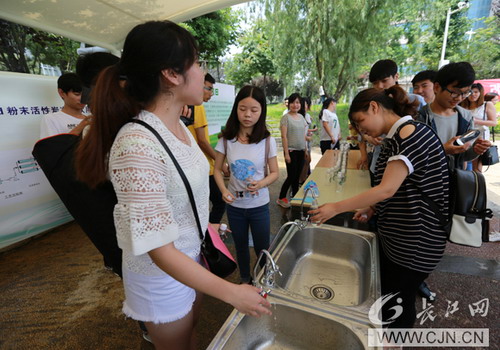 武汉工商学院君集水处理让湖水五分钟“变身”直饮水