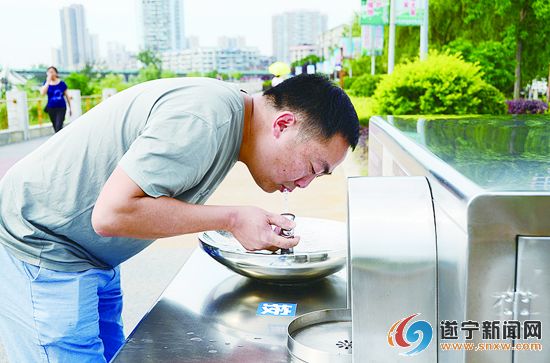 四川射洪县滨江景观带河堤上安装了五处免费直饮水台 四川射洪县滨江景观带河堤上安装了五处免费直饮水台