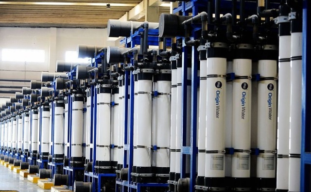 在青岛水务碧水源海水淡化有限公司，海水在进行反渗透处理。