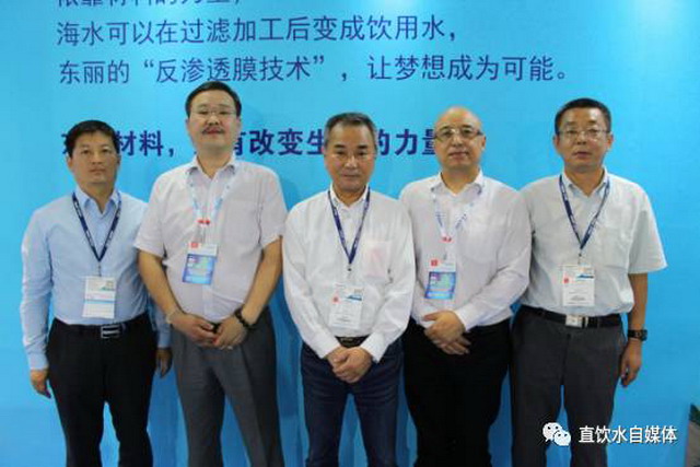 蓝星东丽总经理永岛健司（中）、杭州海纳总经理刘炜（右二）、蓝星东丽销售总监刘向东（右一）、蓝星