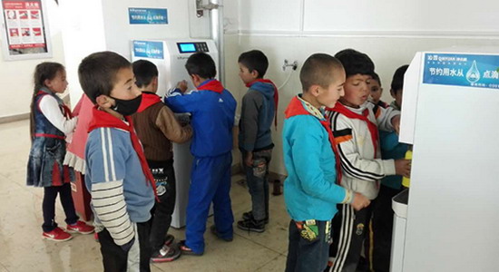 沁园向新疆塔合曼乡寄宿制小学捐赠了12套直饮水设备
