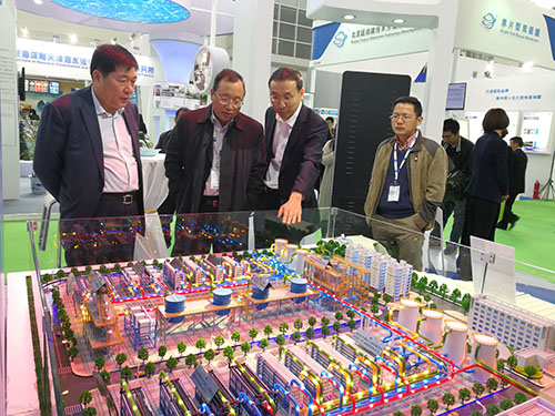 WaterEX 2017北京水展上中环膜展台，总经理毕飞（左三）向来宾讲解工程关键技术