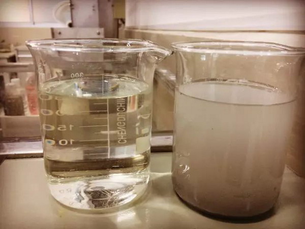 陶瓷膜的过滤功能，这张图片应该是最直观、最有说服力的。一组陶瓷管浸泡在污水中。按动开关，水泵开始运转，出水口随即涌出清清细流。图中右边烧杯中的是处理前的污水，左边烧杯中的就是经过陶瓷膜过滤后的水了。