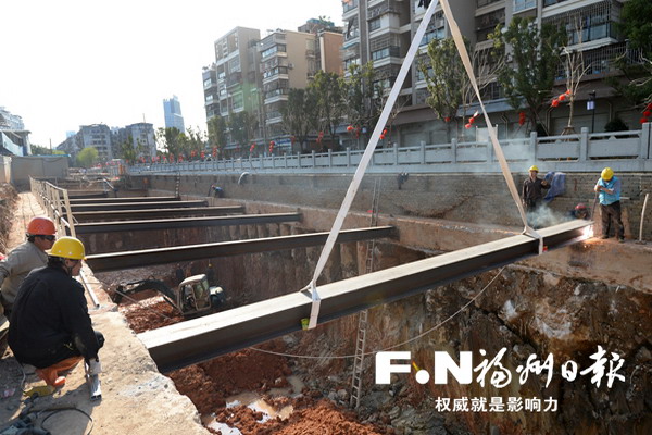 工人在琴亭河修建水质净化站