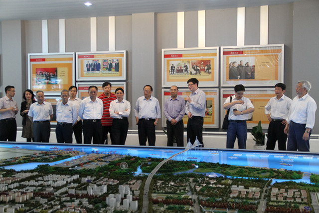 2012年5月6日，中国工程院副院长干勇一行20人来到苏通科技产业园区考察，参观了一期现场和园区规划模型展厅。高从堦院士（右一）参加了本次考察。
