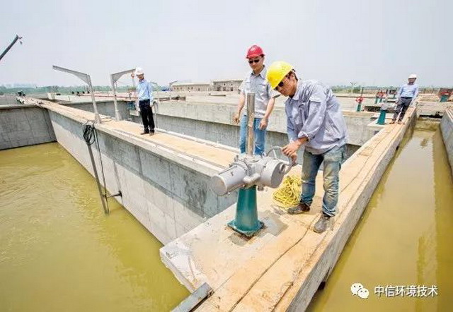 中信环境技术湖北省孝感市邓家河污水处理厂现场工程师进行设备调试