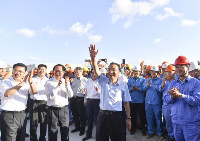 李克强总理在浙江石化舟山基地考察杭水中心海淡工程