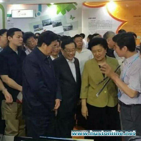 痕灌发明人诸钧(右一)向刘延东介绍痕灌节水技术 痕灌发明人诸钧(右一)向刘延东介绍痕灌节水技术