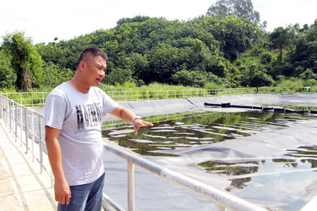 儋州市生活垃圾处理场场长在介绍生活垃圾场污水处理情况 儋州市生活垃圾处理场场长在介绍生活垃圾场污水处理情况