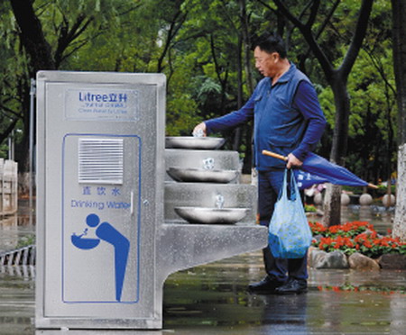 路过的市民们感到好奇纷纷上前“试探” 路过的市民们感到好奇纷纷上前“试探”