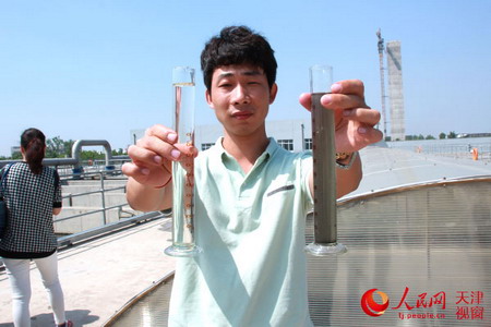 工作人员展示再生水和中水 工作人员展示再生水和中水