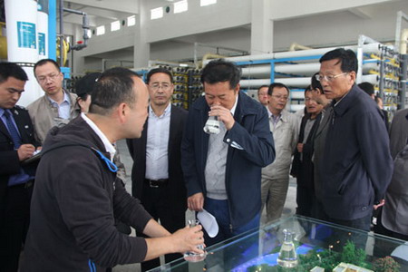 听取西宁市第一再生水厂连来喜介绍中水回用情况
