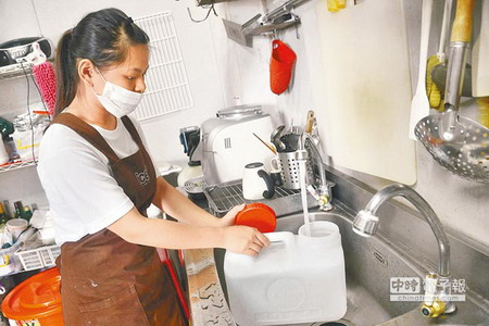 洪曼婷下班就从冰店装水回家煮食、饮用,每隔2天得装1次 洪曼婷下班就从冰店装水回家煮食、饮用,每隔2天得装1次