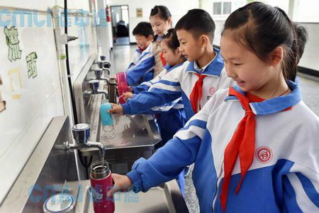 寿光实验中学刚刚安装的滤中滤直饮水设备 寿光实验中学刚刚安装的滤中滤直饮水设备