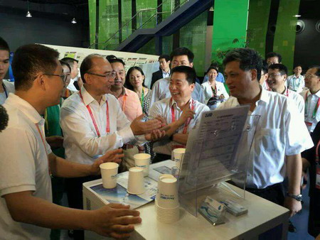 深圳市市长许勤、航天英雄杨利伟、广东省委副书记马兴瑞体验空气制水 深圳市市长许勤、航天英雄杨利伟、广东省委副书记马兴瑞体验空气制水