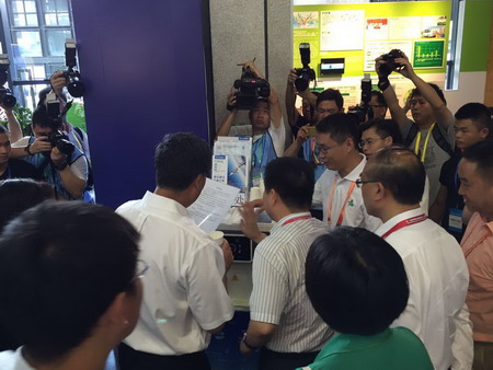 福能达总经理辛世民向低碳城论坛各领导现场讲解空气制水机原理及使用 福能达总经理辛世民向低碳城论坛各领导现场讲解空气制水机原理及使用