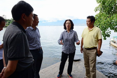 云南省大理白族自治州州委副书记、州长杨宁一行察看洱海水质 云南省大理白族自治州州委副书记、州长杨宁一行察看洱海水质