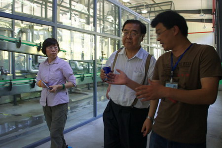 李复兴教授(中)参观太极水生产线 李复兴教授(中)参观太极水生产线