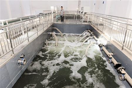 巴丹吉林镇污水处理厂正在进行调试