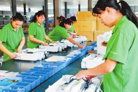渲溢净水设备有限公司的工人们正在组装净水机