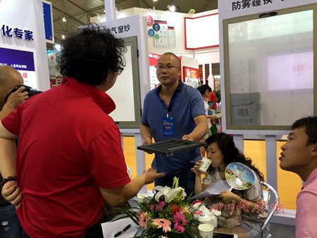 7月23日，防雾霾核孔膜窗纱成都建博会上吸引了不少眼球（《四川经济日报》记者易陟摄）
