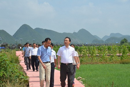马长青在夏云镇小河湾村实地调研(贵安新区新闻中心 李薛霏 摄) 马长青在夏云镇小河湾村实地调研(贵安新区新闻中心 李薛霏 摄)