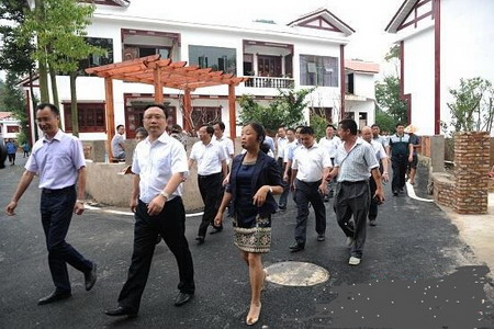 平坝区委常委、区宣传部部长郑桦现场介绍了小河湾建设情况(平坝区创建办 罗西平 张小丽) 平坝区委常委、区宣传部部长郑桦现场介绍了小河湾建设情况(平坝区创建办 罗西平 张小丽)