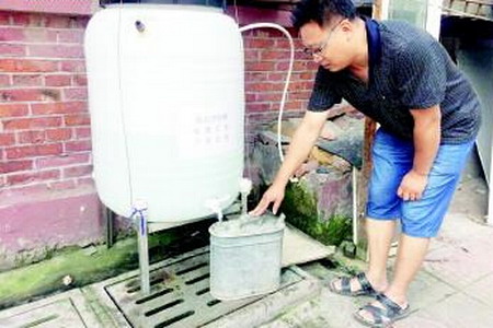 纺织小区居民在接尾水 纺织小区居民在接尾水