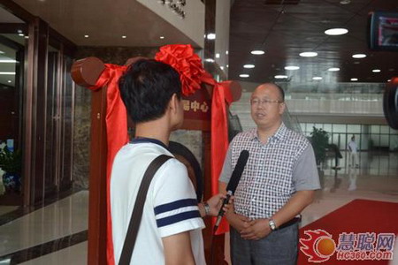 北京天润德龙科技发展有限公司总经理李炳然现场接受CCTV采访 北京天润德龙科技发展有限公司总经理李炳然现场接受CCTV采访