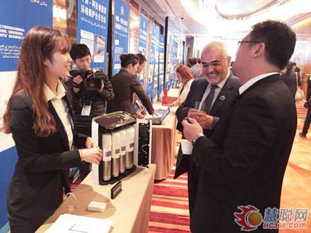博乐宝净水器吸引了“中阿环保合作论坛”与会者驻足围观 博乐宝净水器吸引了“中阿环保合作论坛”与会者驻足围观