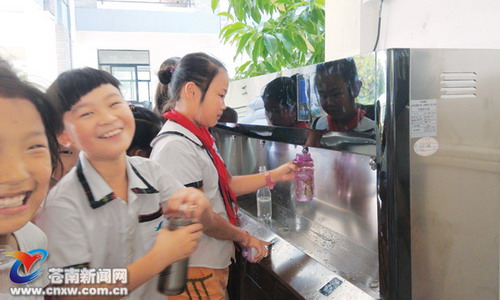 在金乡镇第四小学设置的直饮水机 在金乡镇第四小学设置的直饮水机