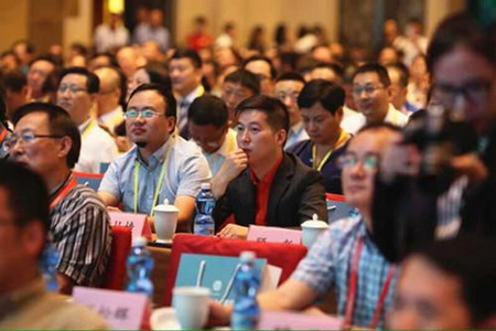 美之净於柏樟董事长认真聆听国际形势与中国经济发展报告会 美之净於柏樟董事长认真聆听国际形势与中国经济发展报告会