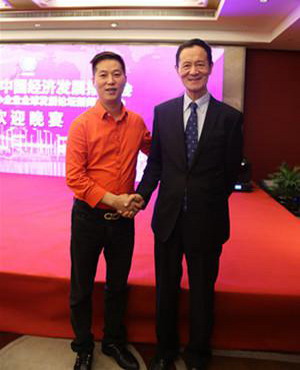 美之净董事长於柏樟与何伟文部长亲切地交谈 美之净董事长於柏樟与何伟文部长亲切地交谈