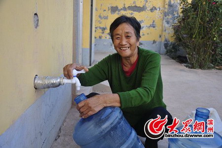 滨北徐家居委会居民在家门口喝上了免费的纯净水 滨北徐家居委会居民在家门口喝上了免费的纯净水