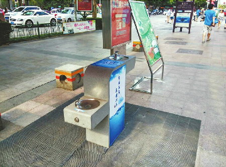 位于泉城路与舜井街交叉口处的泉水直饮点 位于泉城路与舜井街交叉口处的泉水直饮点