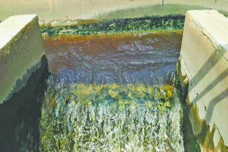 经过常规去污处理后流入新水质净化中心臭氧接触池的印染废水依然颜色较深 经过常规去污处理后流入新水质净化中心臭氧接触池的印染废水依然颜色较深