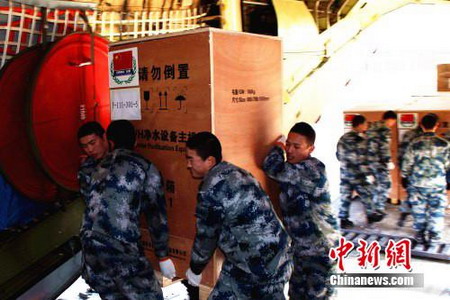 空军官兵搬运净水及配套设备 空军官兵搬运净水及配套设备