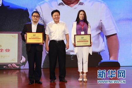倍杰特国际环境技术股份有限公司董事长权秋红（右）