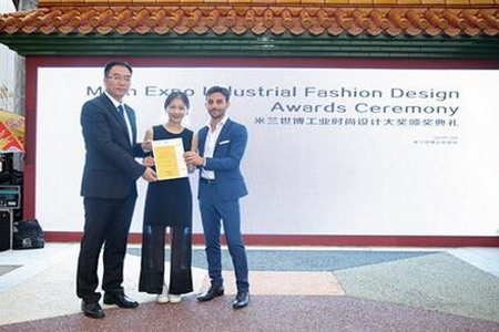 世博会国际时尚产业联盟中方秘书长杨帆女士为四季沐歌集团总裁李骏先生和首席设计师Santi Musmeci先生颁奖