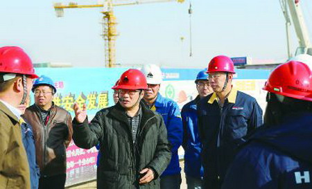 神华煤制油化工新疆公司总经理王鹤鸣与承建商研究方案、商讨进度