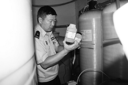 不法之徒使用净水设备配置工业火碱水为泡发海参增重