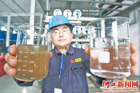 邢台德龙钢铁技术人员现场展示工业废水处理前后的差别 邢台德龙钢铁技术人员现场展示工业废水处理前后的差别