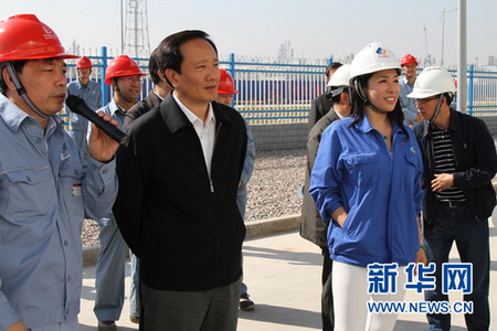 图10. 宁夏回族自治区党委书记李建华（左二）参观中石化长城能源化工（宁夏）有限公司“高盐水零排放项目。”中石化长城能源化工（宁夏）有限公司宁东分公司总经理官调生（左一）正在讲解项目情况。项目承包方北京倍杰特国际环境技术有限公司董事长权秋红（右一）陪同（孙广见 摄）