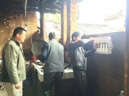 水博士工作人员正在为村民安装净水器 水博士工作人员正在为村民安装净水器